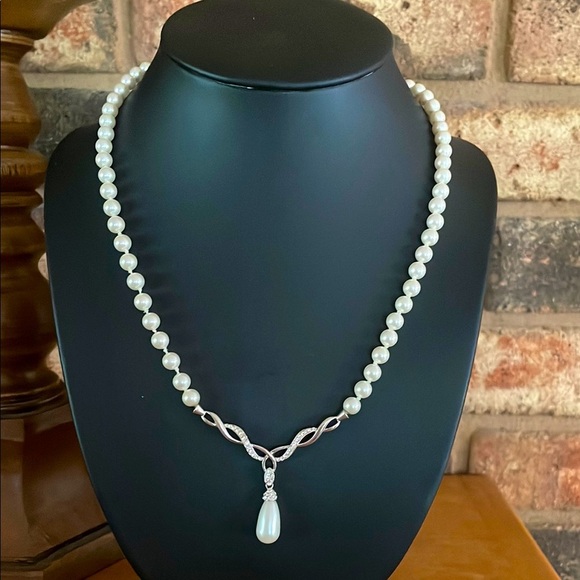 Jewelry - Sterling 925 AU and faux pearl necklace